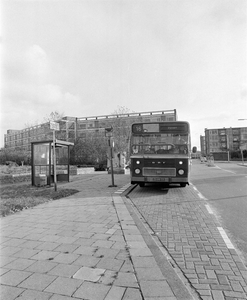 858697 Afbeelding van een DAF-Hainje stadsbus van het G.V.U. bij de bushalte op het eindpunt van lijn 16 aan de ...